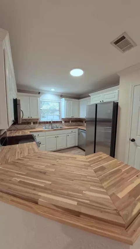 Kitchen - 3501 Mark Ln, Midland, TX 79707 photo 4 of 8