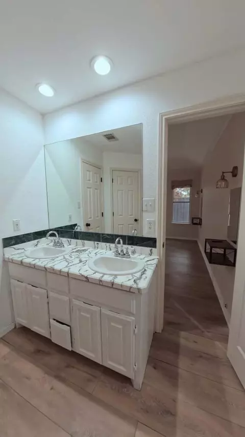 Bath - 3501 Mark Ln, Midland, TX 79707 photo 8 of 11