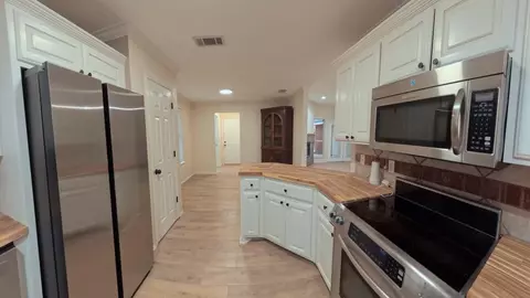 Kitchen - 3501 Mark Ln, Midland, TX 79707 photo 3 of 8