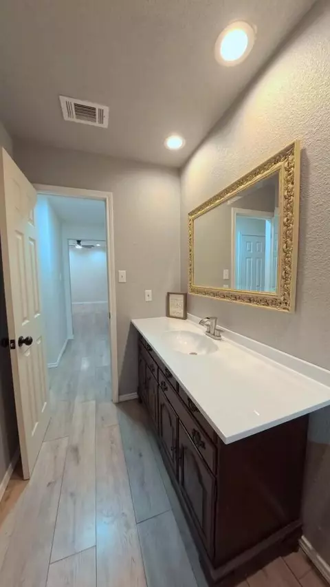 Bath - 3501 Mark Ln, Midland, TX 79707 photo 4 of 11