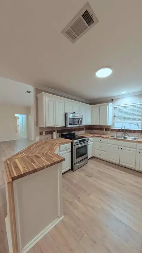 Kitchen - 3501 Mark Ln, Midland, TX 79707 photo 5 of 8