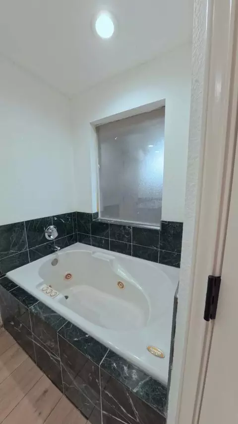 Bath - 3501 Mark Ln, Midland, TX 79707 photo 9 of 11