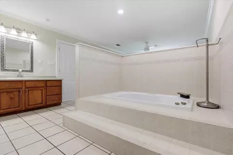 Bath - 2715 Coronado Ave, Big Spring, TX 79720 photo 5 of 12