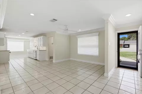 Living - 2715 Coronado Ave, Big Spring, TX 79720 photo 6 of 10