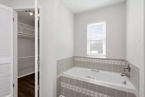 Bath - 2715 Coronado Ave, Big Spring, TX 79720 photo 9 of 12