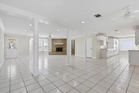 Living - 2715 Coronado Ave, Big Spring, TX 79720 photo 2 of 10