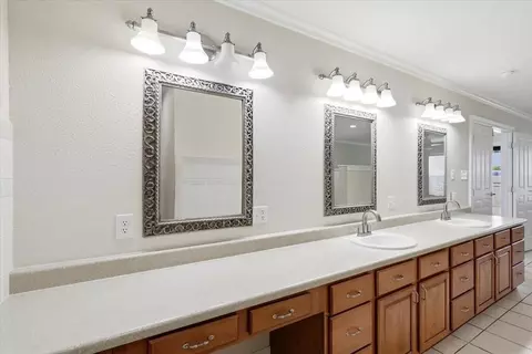 Bath - 2715 Coronado Ave, Big Spring, TX 79720 photo 2 of 12