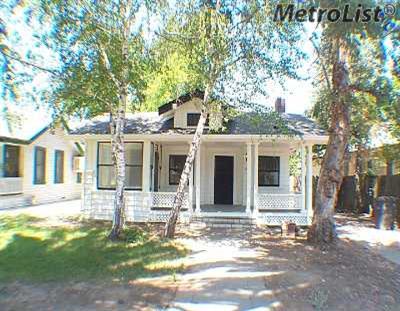 327 E Oak St, Lodi, CA 95240 photo 1
