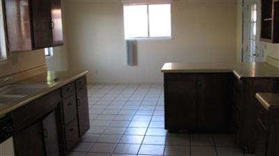504 E St, Waterford, CA 95386 photo 2