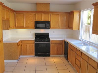 1233 Montgomery Ln, Tracy, CA 95377 photo 2