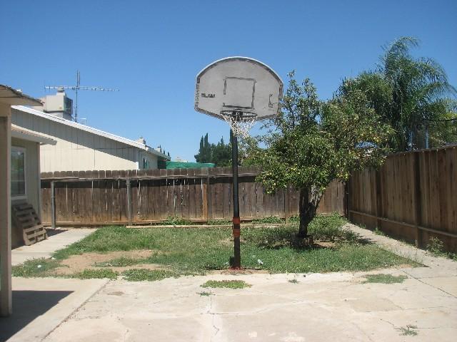 614 Periwinkle Dr, Patterson, CA 95363 photo 9