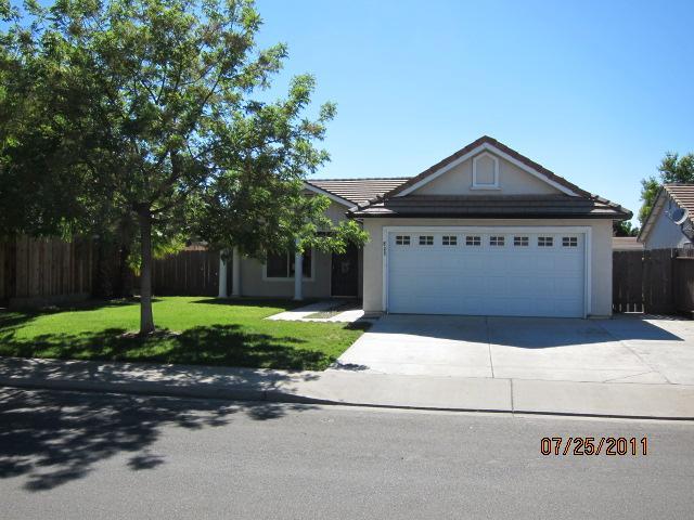 825 Cathedral Ln, Modesto, CA 95351 photo 1