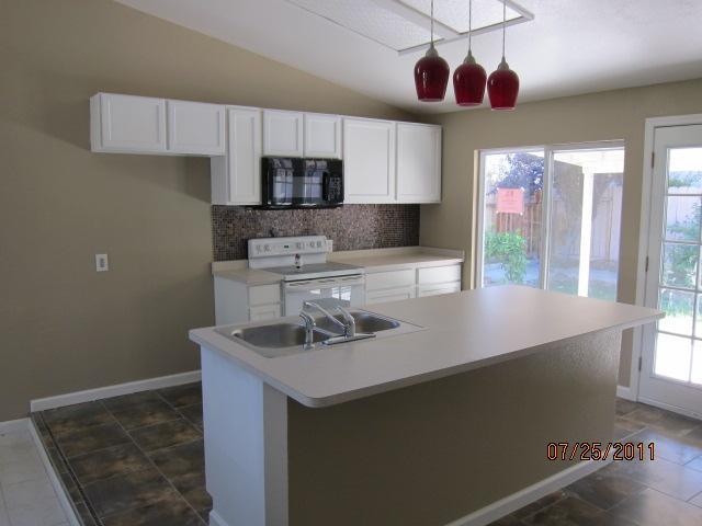 825 Cathedral Ln, Modesto, CA 95351 photo 2