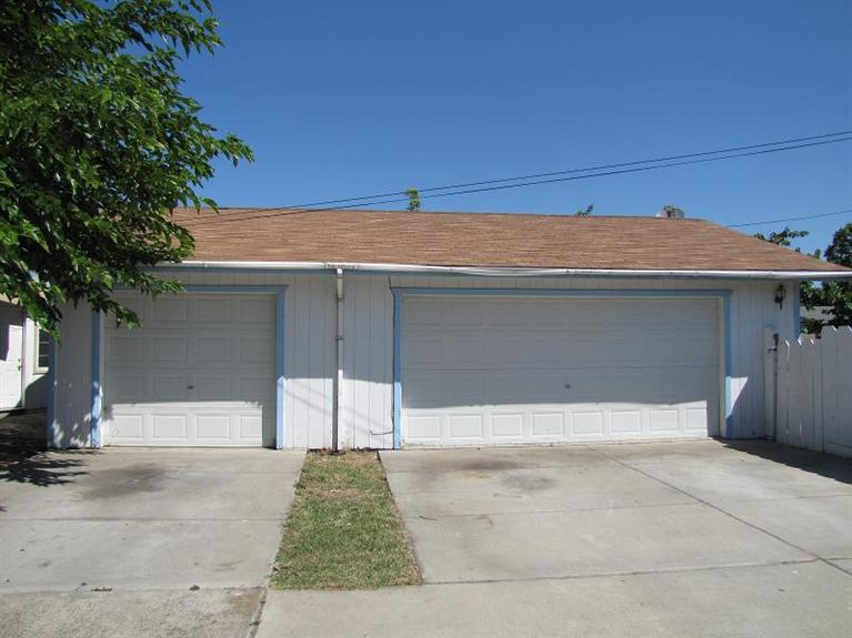 804 E St, Oakdale, CA 95361 photo 2