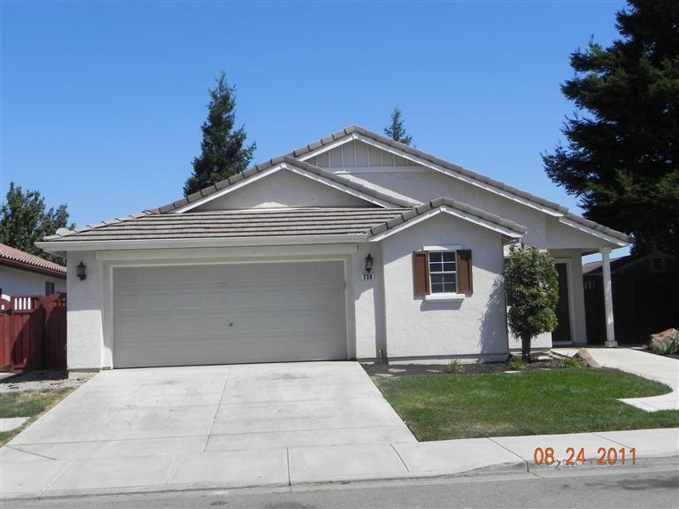 230 Red Robin Dr, Patterson, CA 95363 photo 2