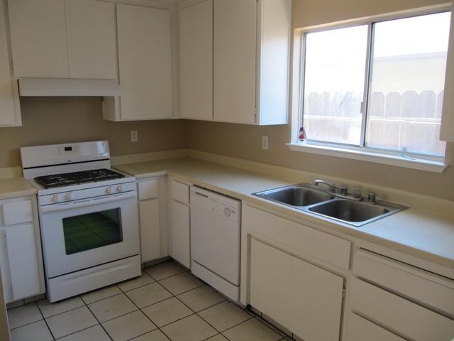 1400 Lindstrom Ave, Modesto, CA 95351 photo 5