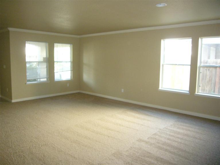 512 Red Robin Dr, Patterson, CA 95363 photo 2
