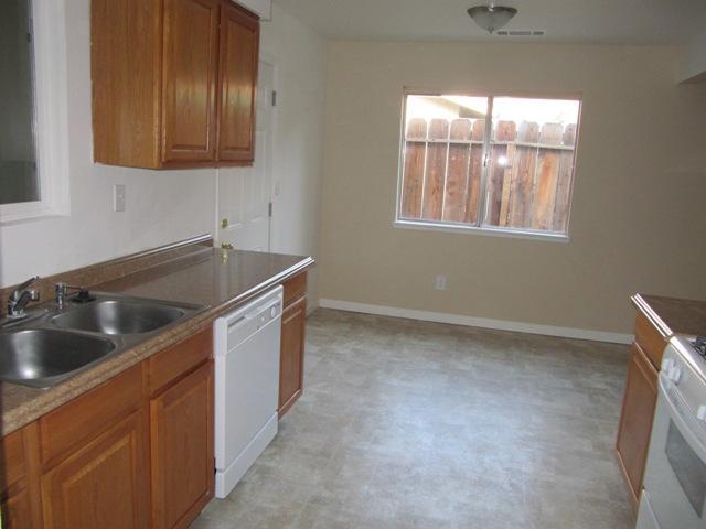 1400 Woodside Dr, Modesto, CA 95355 photo 2
