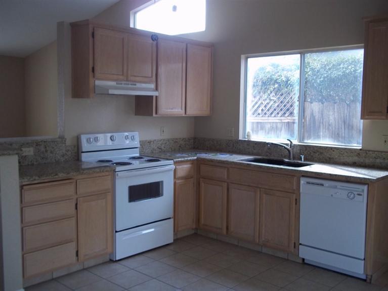319 Leffler Pl, Turlock, CA 95382 photo 2