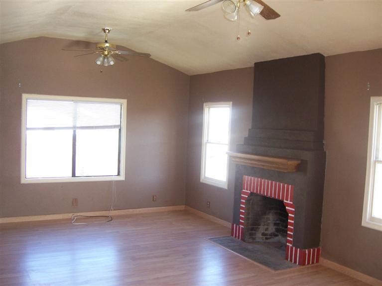 537 7th St, Gustine, CA 95322 photo 2