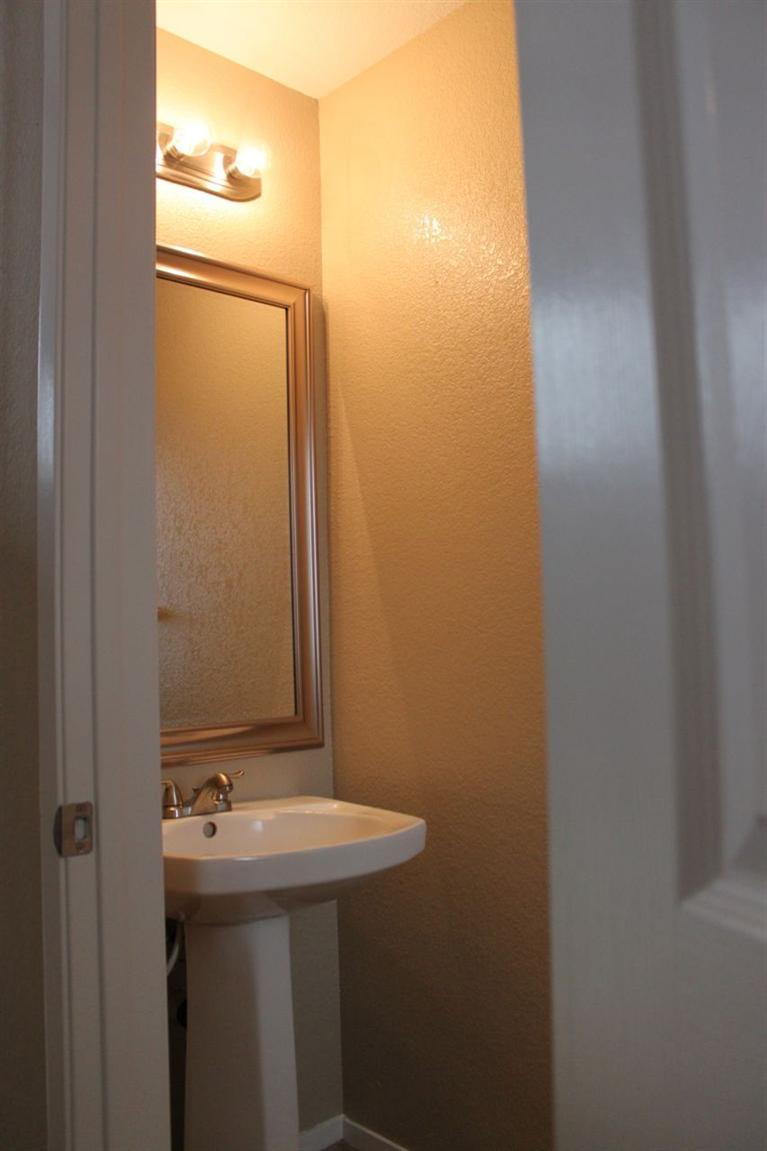 926 Pinecrest Ct, Lathrop, CA 95330 photo 3