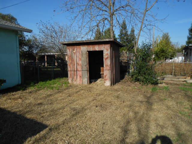 522 E St, Waterford, CA 95386 photo 3