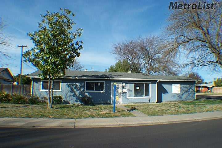 1133 E Alameda St, Manteca, CA 95336 photo 1