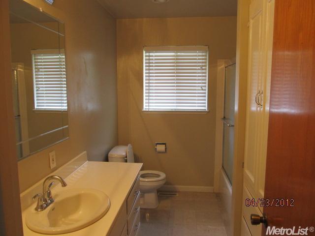 1001 Strathmore Dr, Modesto, CA 95355 photo 13