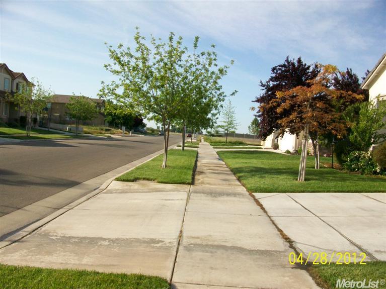 403 Lily Dr, Merced, CA 95341 photo 2