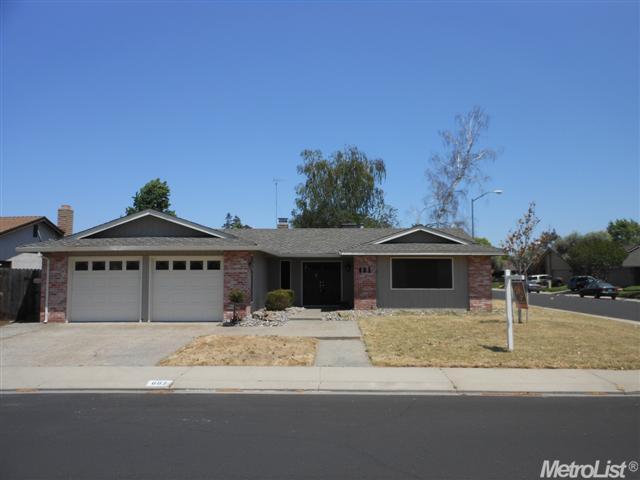 662 Placer Ave, Manteca, CA 95336 photo 1