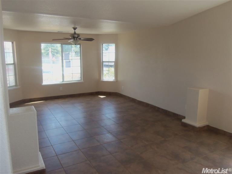 2976 Lucich Ct, Merced, CA 95348 photo 2