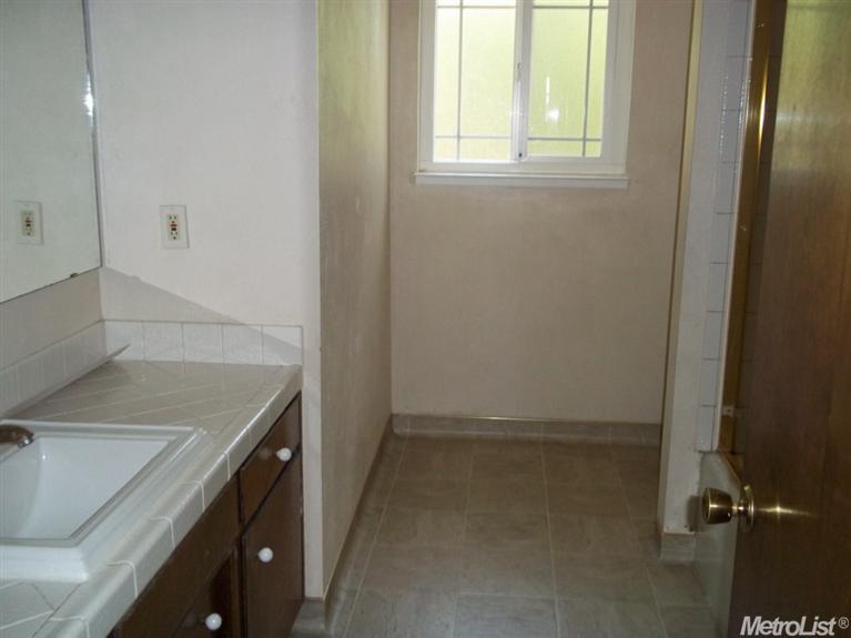 1012 Mcguire Dr, Modesto, CA 95355 photo 4