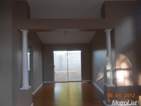 220 Camelot Dr, Tracy, CA 95376 photo 2
