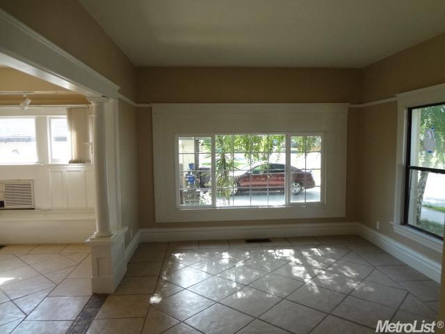 349 E Walnut St, Lodi, CA 95240 photo 2