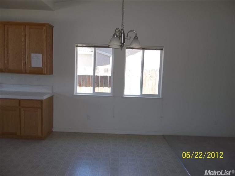 717 Eggleston Ave, Dos Palos, CA 93620 photo 3