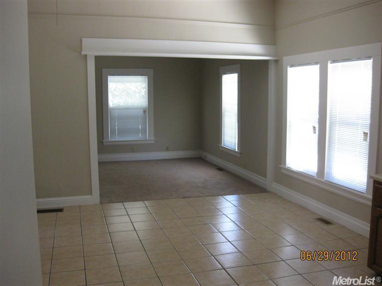 317 Elm St, Lodi, CA 95240 photo 2