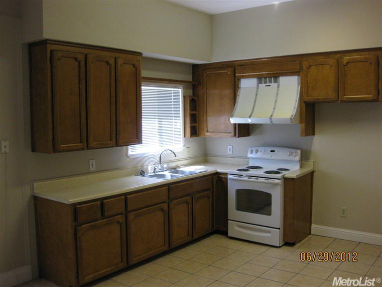 317 Elm St, Lodi, CA 95240 photo 4