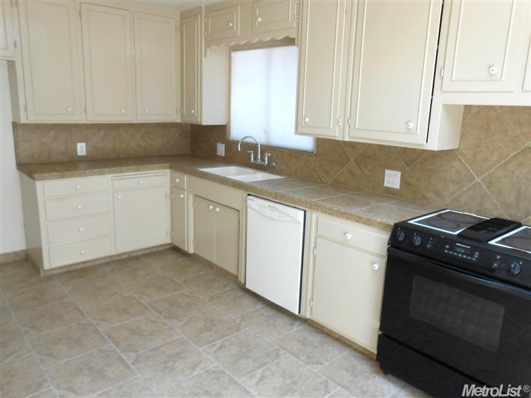 1621 Augusta Ct, Modesto, CA 95350 photo 3