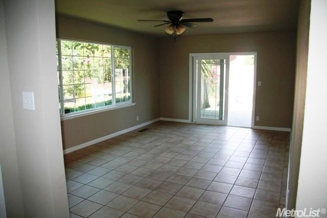 605 Derby Ln, Modesto, CA 95350 photo 2