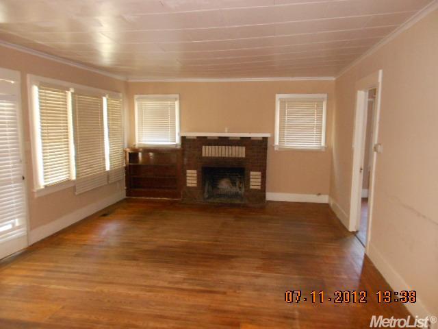 525 W Olive Ave, Turlock, CA 95380 photo 2
