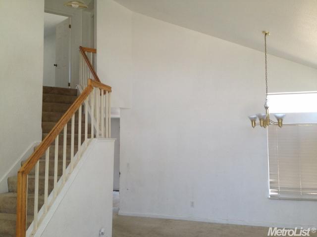 423 Charlemagne Ln, Tracy, CA 95376 photo 2