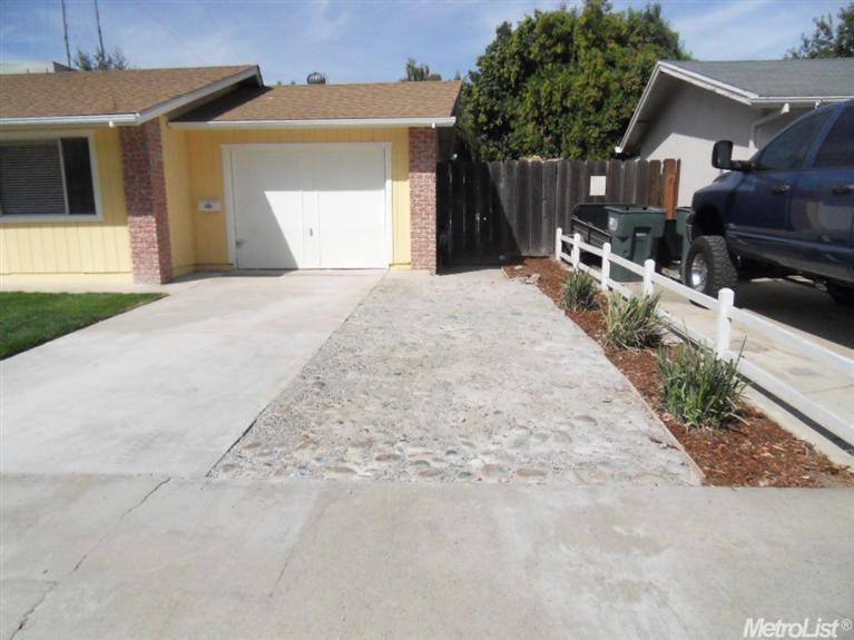 1409 Woodside Dr, Modesto, CA 95355 photo 2