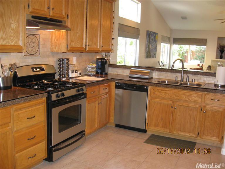 9075 Ducks Pond Way, Elk Grove, CA 95758 photo 3