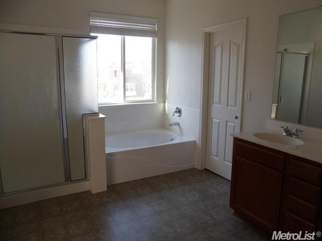 385 Craftsman Dr, Lathrop, CA 95330 photo 14