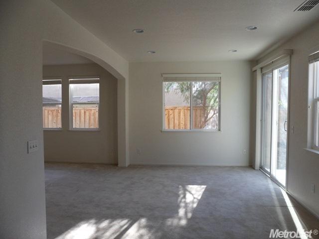 385 Craftsman Dr, Lathrop, CA 95330 photo 4