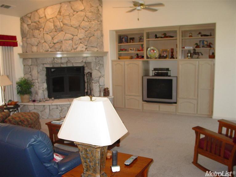916 Bogarin Ln, Ripon, CA 95366 photo 2