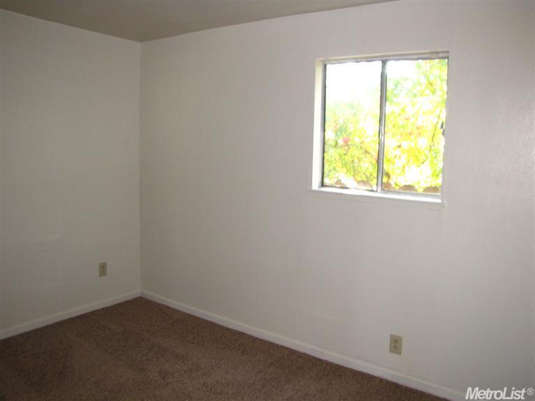 138 W Wetmore St, Manteca, CA 95337 photo 3