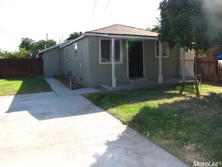 138 W Wetmore St, Manteca, CA 95337 photo 1