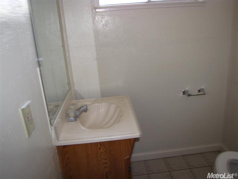 138 W Wetmore St, Manteca, CA 95337 photo 4