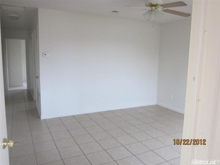 8809 Laird St, Patterson, CA 95363 photo 2